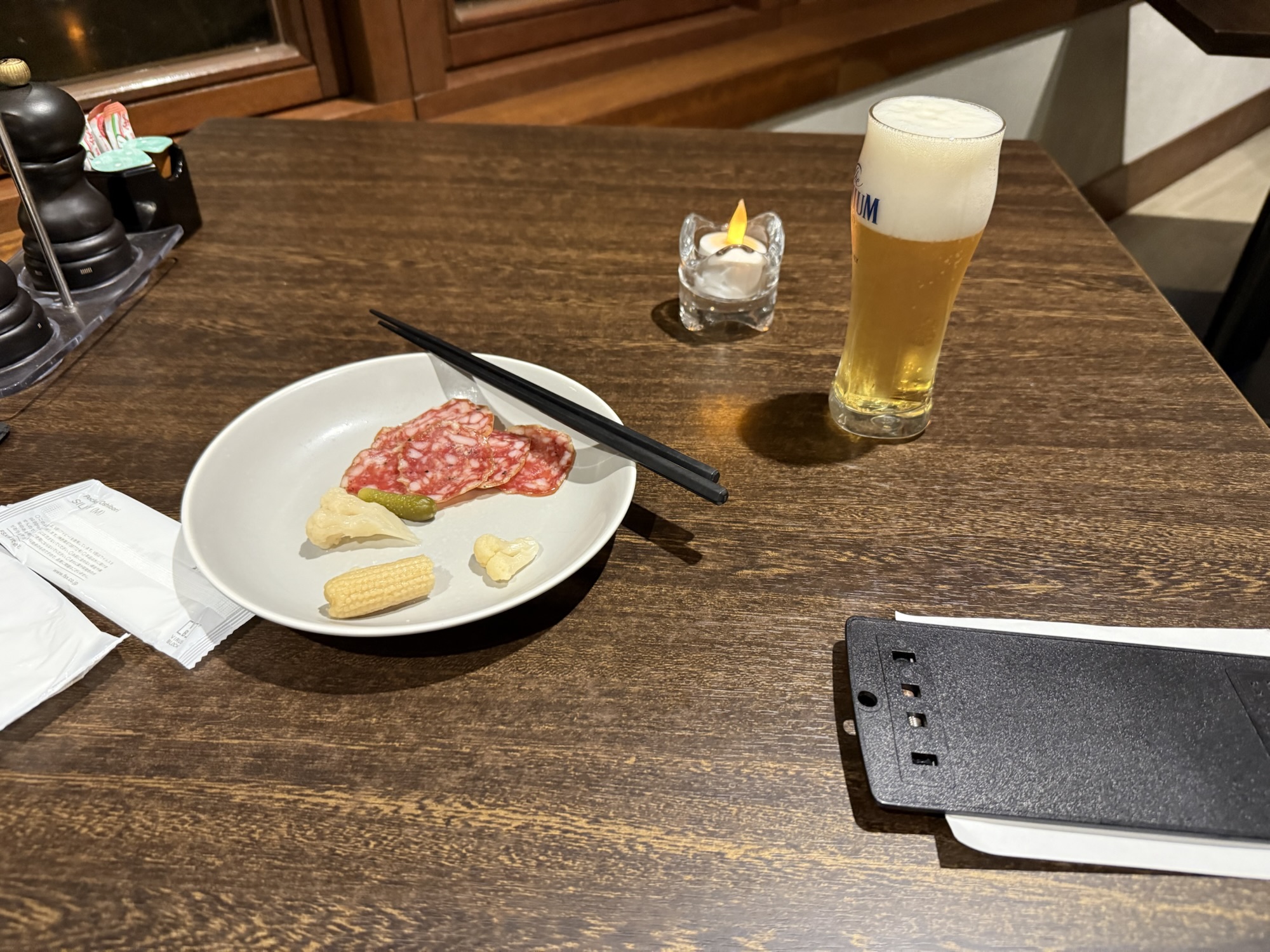 ラウンジの軽食とドリンク｜夕方のオードブルやアルコールも楽しめる